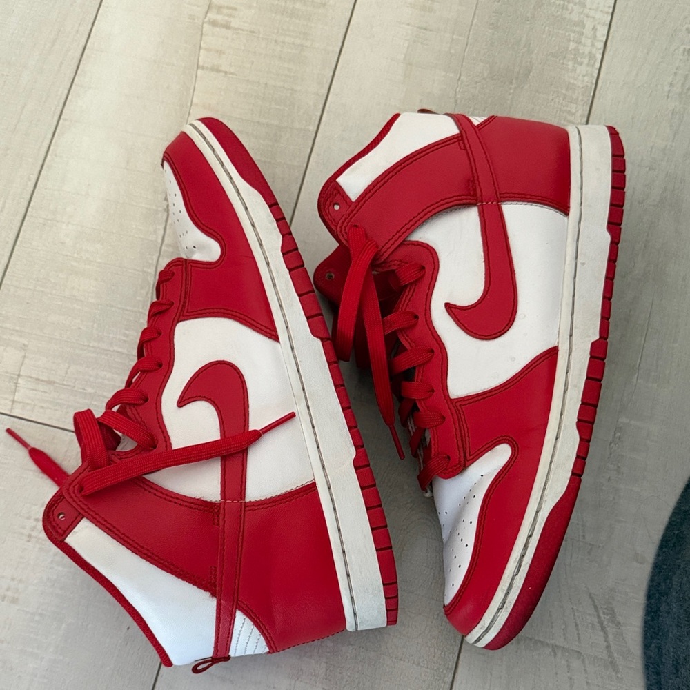 Nike Dunk Hi red